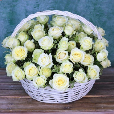Корзина белых роз