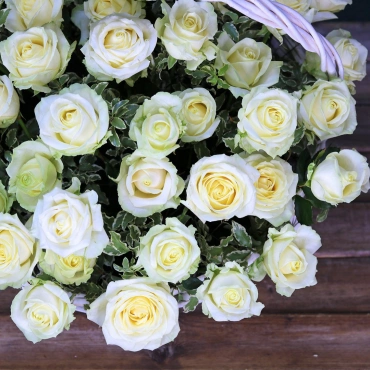 Корзина белых роз