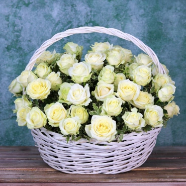 Корзина белых роз