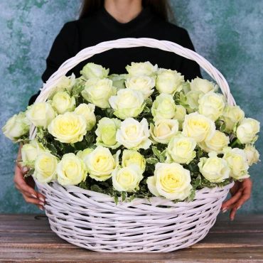 Корзина белых роз