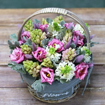 Гиацинты в корзине