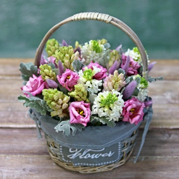 Гиацинты в корзине