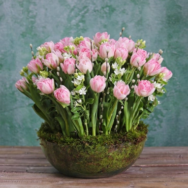 Композиция из тюльпанов в вазе