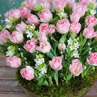 Композиция из тюльпанов в вазе