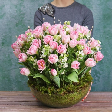 Композиция из тюльпанов в вазе