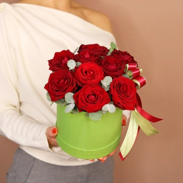 Красные розы с эвкалиптом в шляпной коробке