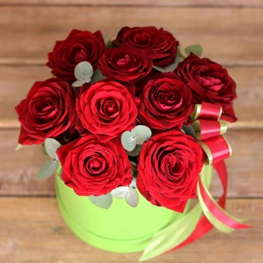 Красные розы с эвкалиптом в шляпной коробке