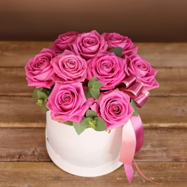 Розовые розы с эвкалиптом в коробке