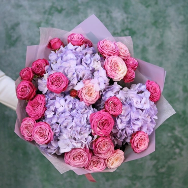 Букет из гортензии и роз бомбастик