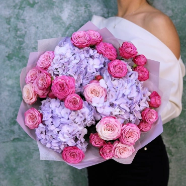 Букет из гортензии и роз бомбастик