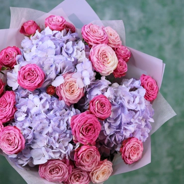 Букет из гортензии и роз бомбастик