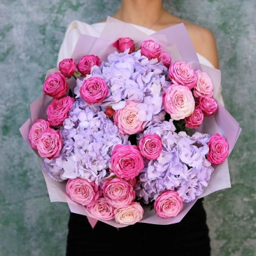 Букет из гортензии и роз бомбастик