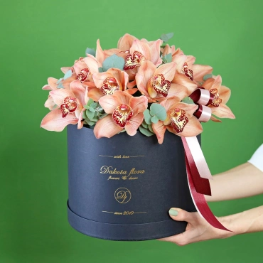 Карамельные орхидеи в черной коробке