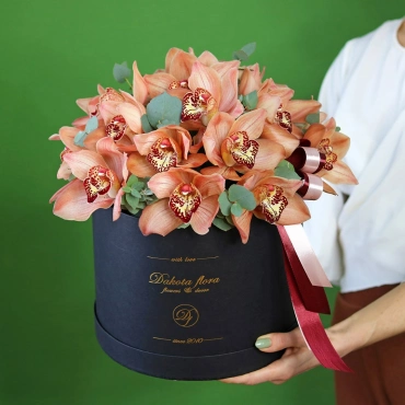 Карамельные орхидеи в черной коробке