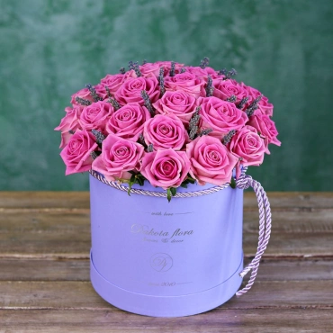 Розовые розы с лавандой в коробке