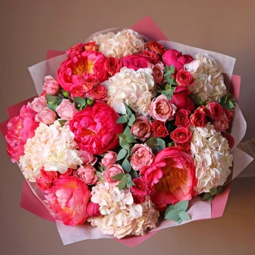 Букет из кустовой розы, пионов и гортензии