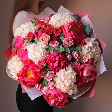 Букет из кустовой розы, пионов и гортензии