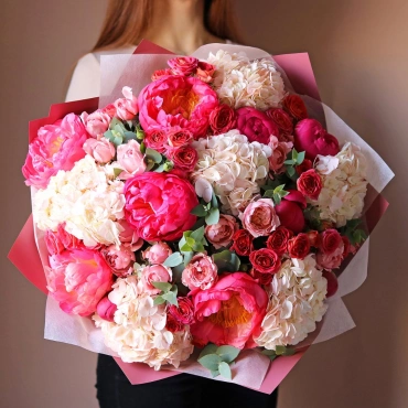 Букет из кустовой розы, пионов и гортензии