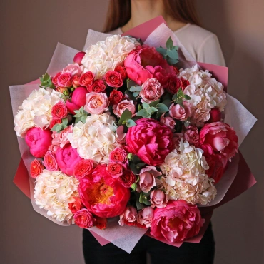 Букет из кустовой розы, пионов и гортензии