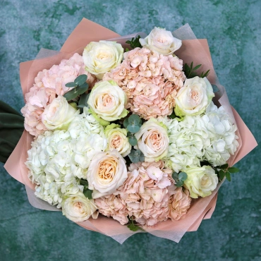 Гортензии и пионовидные розы Охара