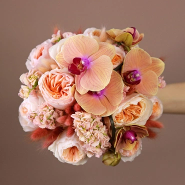 Пионовидные розы и орхидея