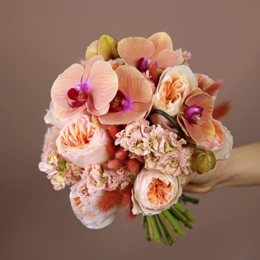 Пионовидные розы и орхидея