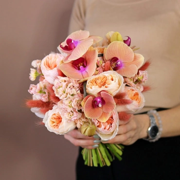 Пионовидные розы и орхидея