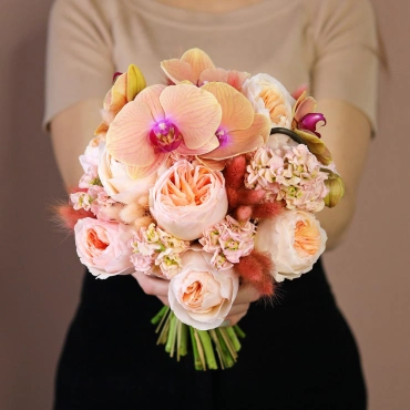 Пионовидные розы и орхидея