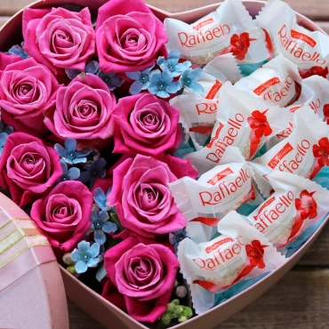 Сердце с розами и конфетами