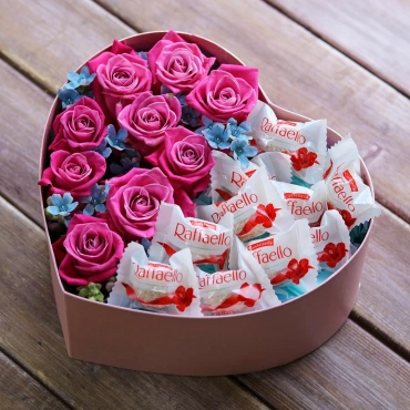 Сердце с розами и конфетами
