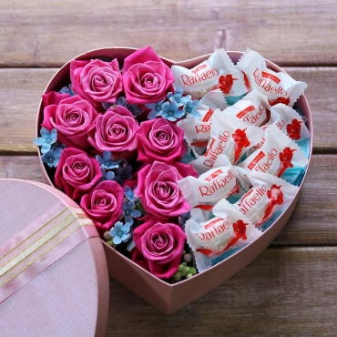 Сердце с розами и конфетами