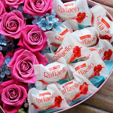 Сердце с розами и конфетами