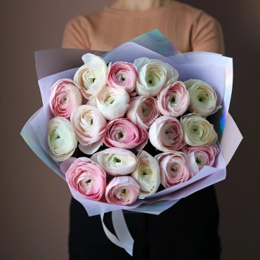 Букет из нежно-розовых итальянских ранункулюсов