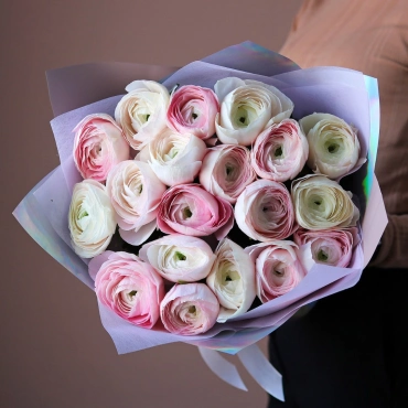 Букет из нежно-розовых итальянских ранункулюсов