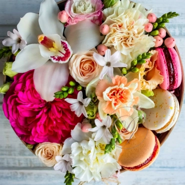 Круглая коробочка с цветами и пирожными