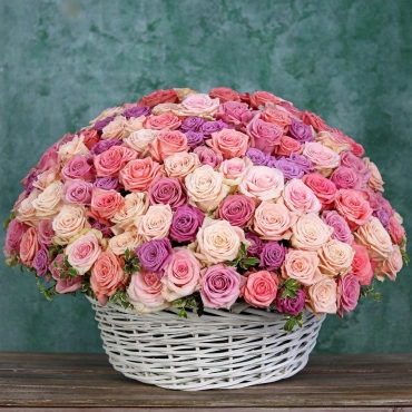 Разноцветная корзина с розами