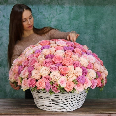 Разноцветная корзина с розами