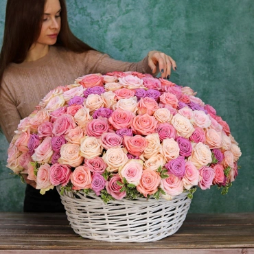 Разноцветная корзина с розами