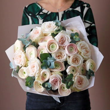 Белые пионовидные розы с ранункулюсами