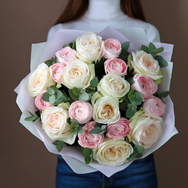 Белые пионовидные розы с ранункулюсами