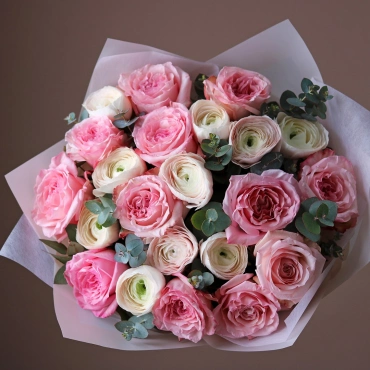 Розовые пионовидные розы с ранункулюсами