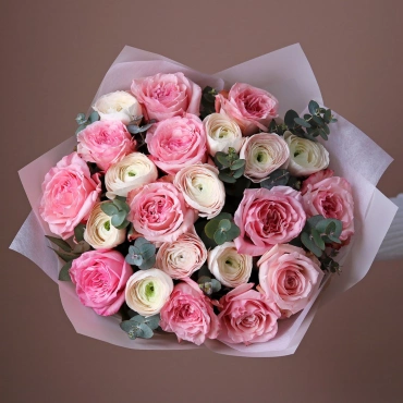 Розовые пионовидные розы с ранункулюсами