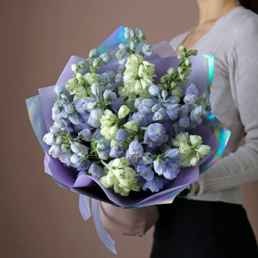 Бело-голубой букет дельфиниума