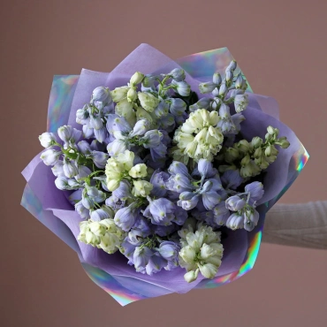 Бело-голубой букет дельфиниума