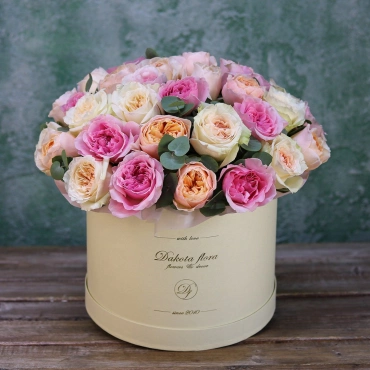 Пионовидные розы в коробке