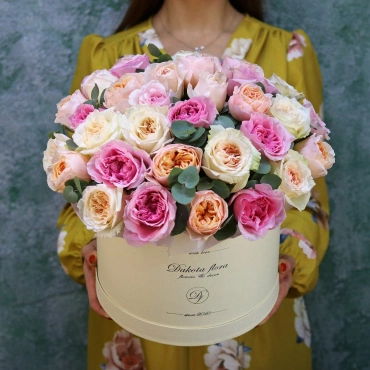 Пионовидные розы в коробке