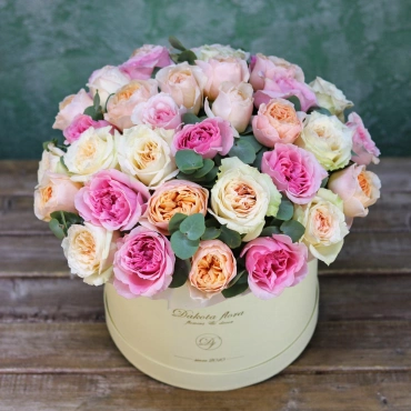 Пионовидные розы в коробке