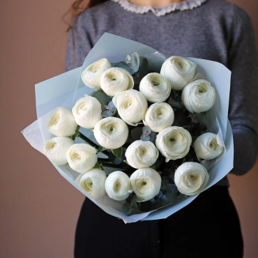 Белые ранункулюсы с зеленью