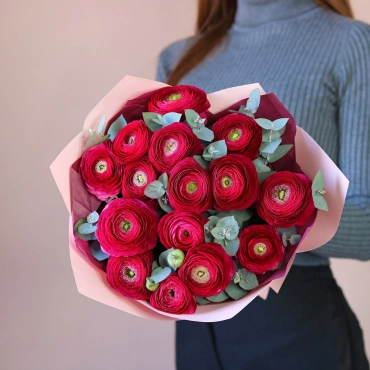 Малиновые ранункулюсы