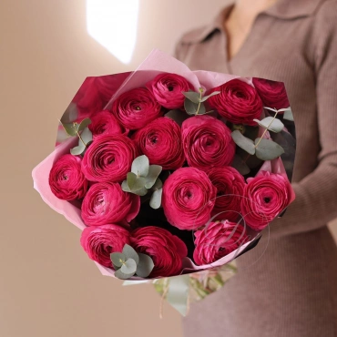 Малиновые ранункулюсы